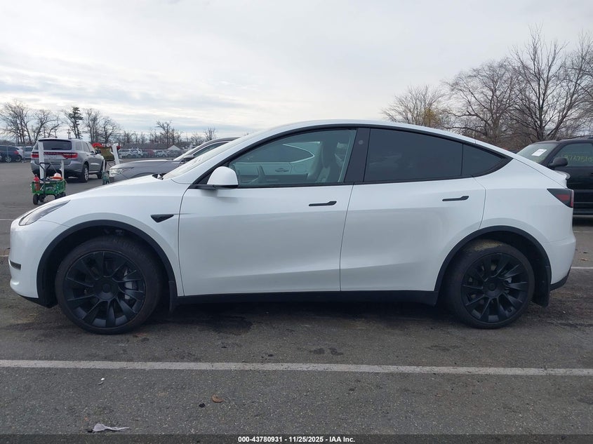 2025 Tesla Model Y Long Range Dual Motor All-Wheel Drive VIN: 7SAYGDEE7SA340812 Lot: 43780931