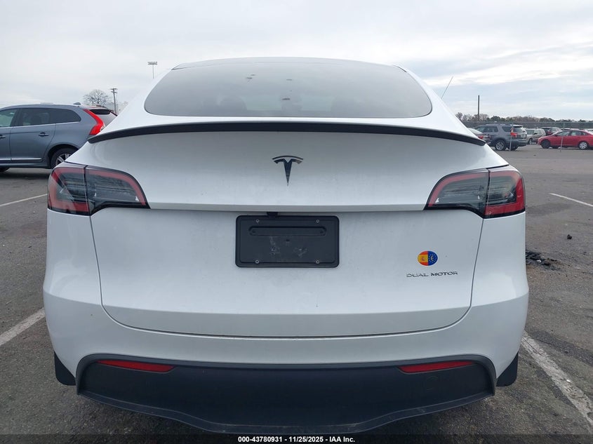 2025 Tesla Model Y Long Range Dual Motor All-Wheel Drive VIN: 7SAYGDEE7SA340812 Lot: 43780931