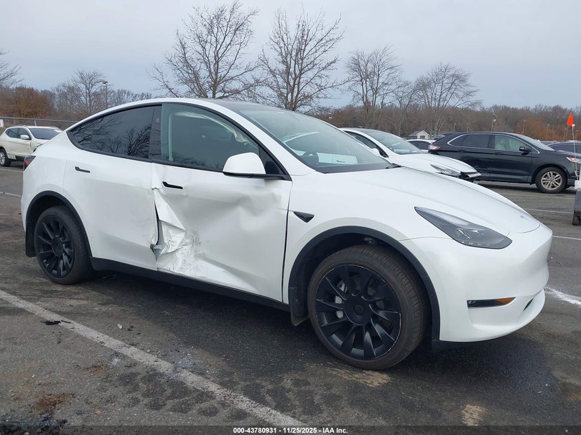 2025 Tesla Model Y Long Range Dual Motor All-Wheel Drive VIN: 7SAYGDEE7SA340812 Lot: 43780931
