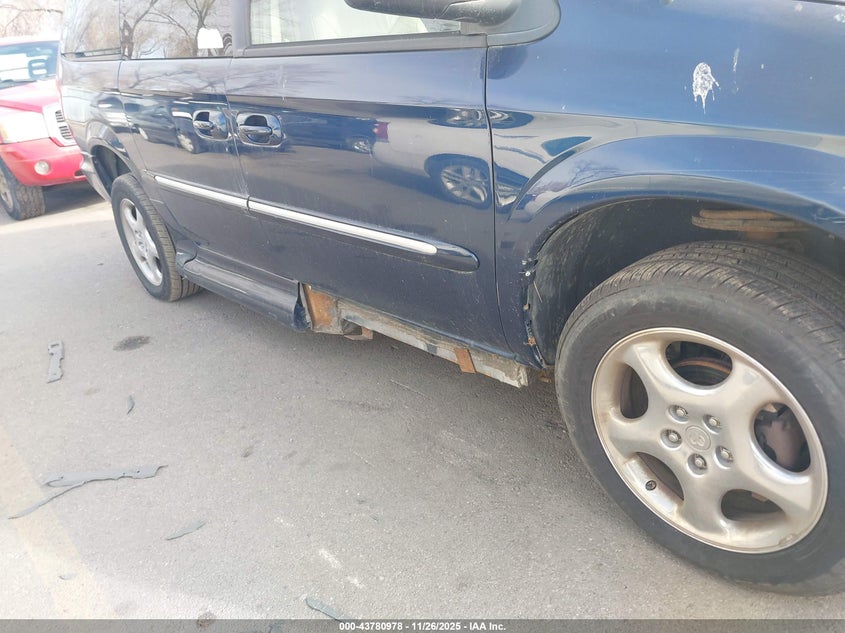 2002 Dodge Grand Caravan Es VIN: 2B4GP54L12R563642 Lot: 43780978