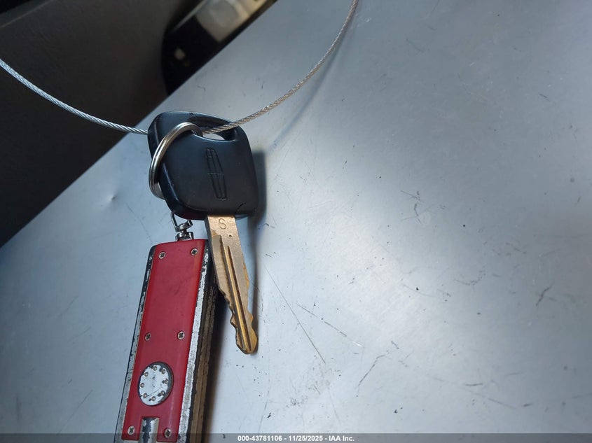 2002 Lincoln Navigator VIN: 5LMEU27R32LJ02736 Lot: 43781106