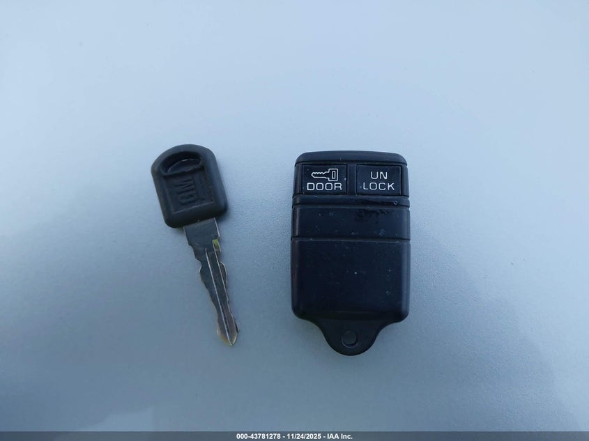 1996 Chevrolet Gmt-400 K1500 VIN: 2GCEK19R1T1196157 Lot: 43781278