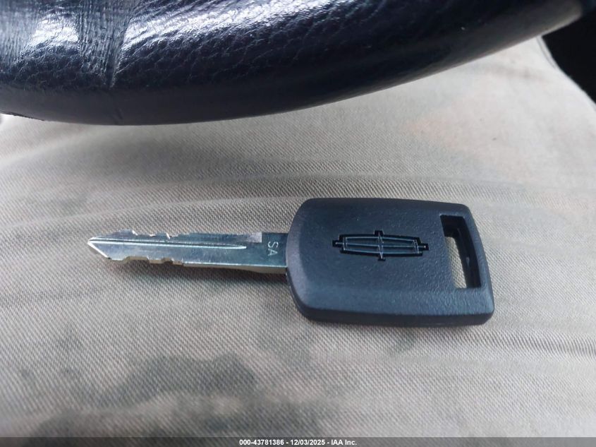 2005 Lincoln Town Car Signature Limited VIN: 1LNHM82W65Y668882 Lot: 43781386