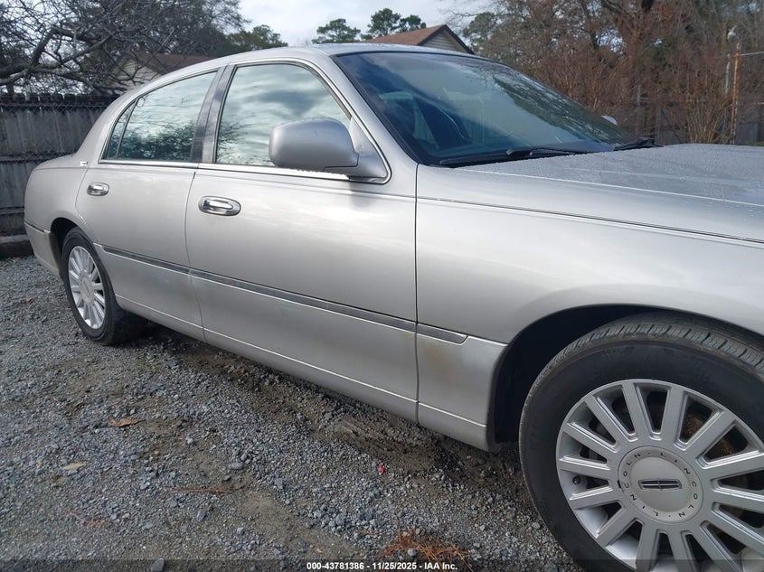 2005 Lincoln Town Car Signature Limited VIN: 1LNHM82W65Y668882 Lot: 43781386