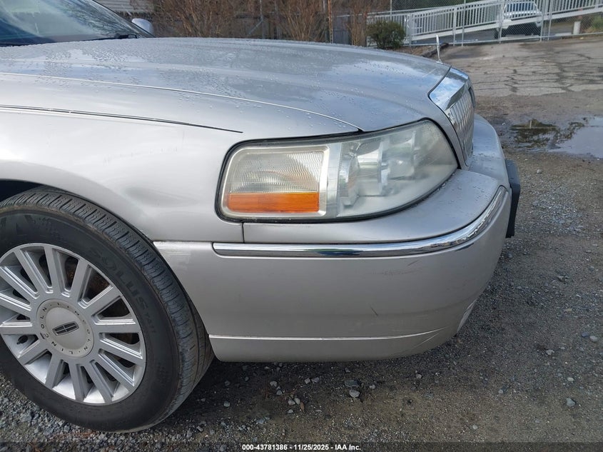 2005 Lincoln Town Car Signature Limited VIN: 1LNHM82W65Y668882 Lot: 43781386