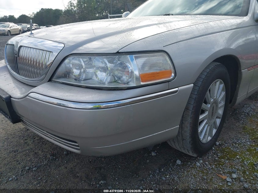 2005 Lincoln Town Car Signature Limited VIN: 1LNHM82W65Y668882 Lot: 43781386