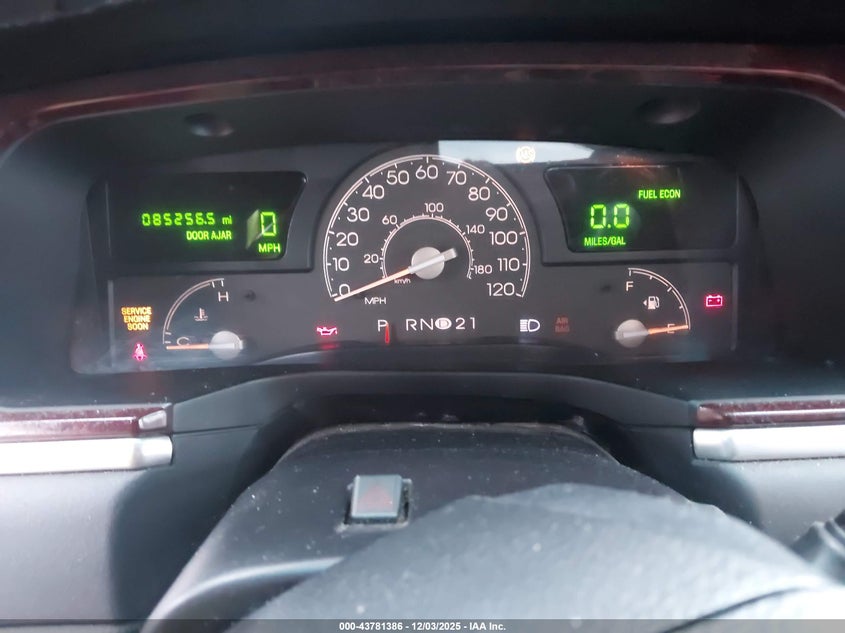 2005 Lincoln Town Car Signature Limited VIN: 1LNHM82W65Y668882 Lot: 43781386