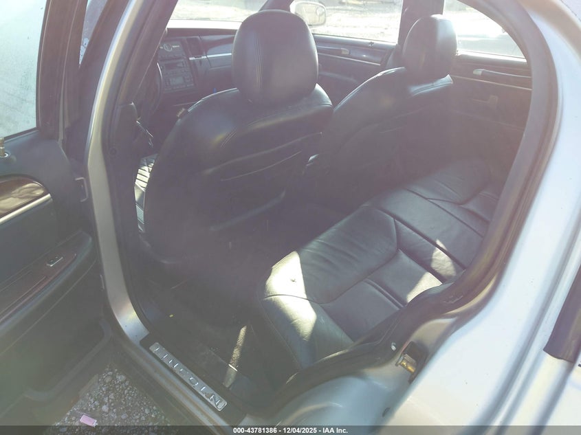 2005 Lincoln Town Car Signature Limited VIN: 1LNHM82W65Y668882 Lot: 43781386