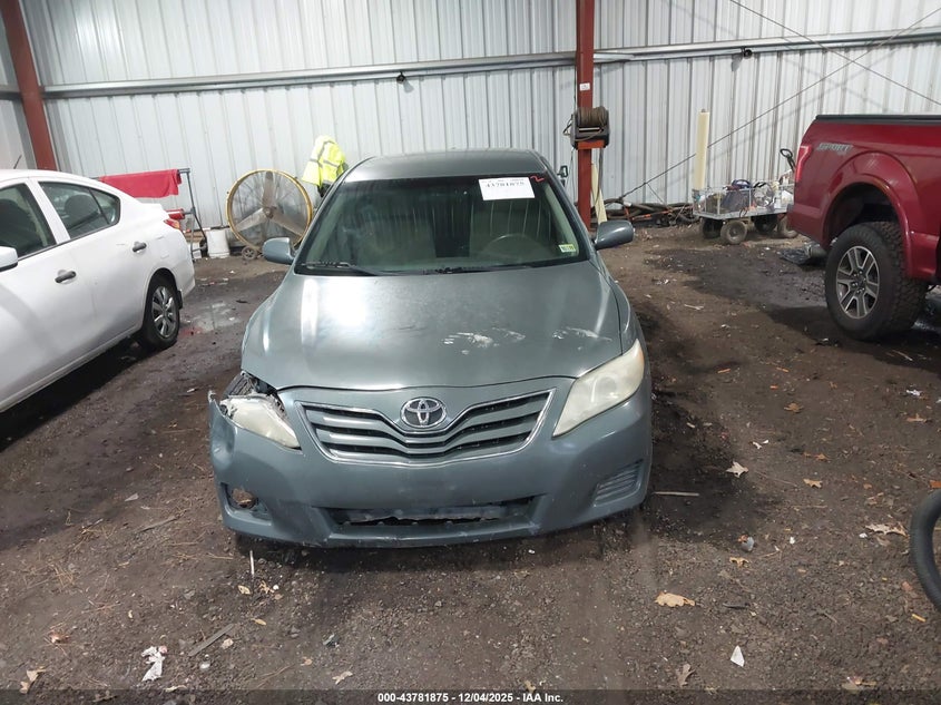 2010 TOYOTA CAMRY LE · Photo 11