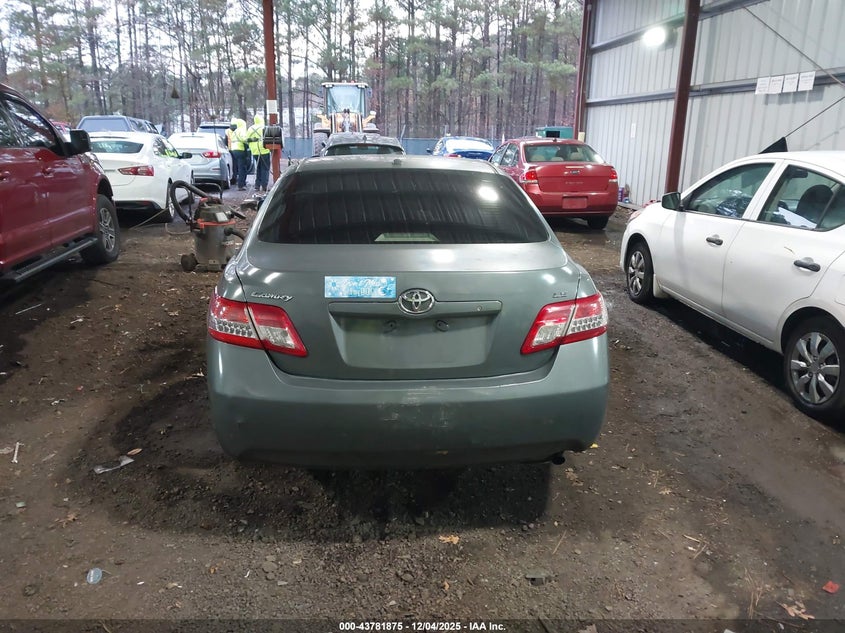 2010 TOYOTA CAMRY LE · Photo 15