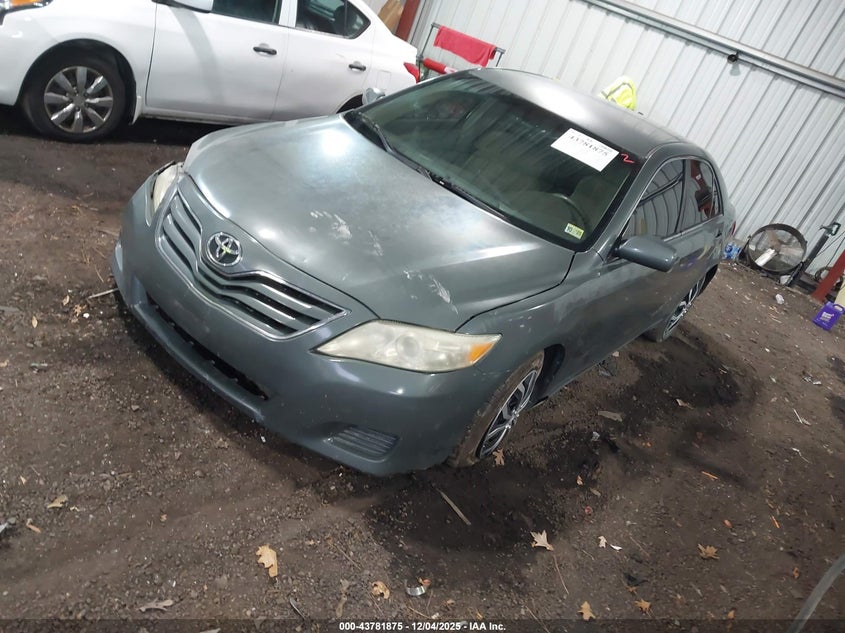 2010 TOYOTA CAMRY LE · Photo 2