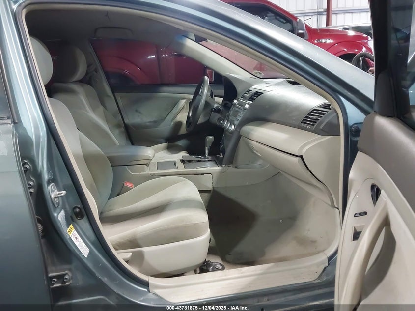 2010 TOYOTA CAMRY LE · Photo 5