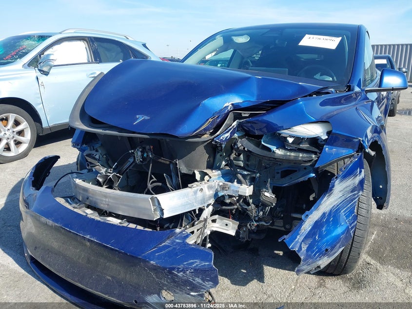 2022 Tesla Model Y Performance Dual Motor All-Wheel Drive VIN: 7SAYGDEF7NF401057 Lot: 43783896