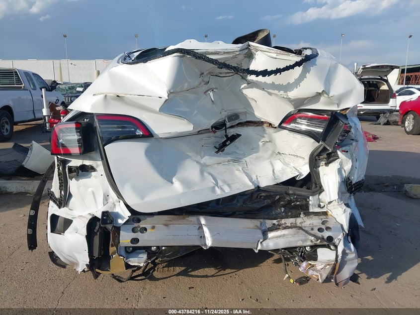 2022 Tesla Model Y Performance Dual Motor All-Wheel Drive VIN: 7SAYGDEF8NF455886 Lot: 43784216