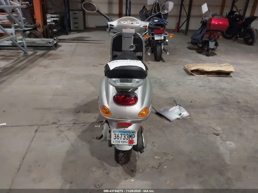 2002 Vespa C161C VIN: ZAPC16C1125005049 Lot: 43784275