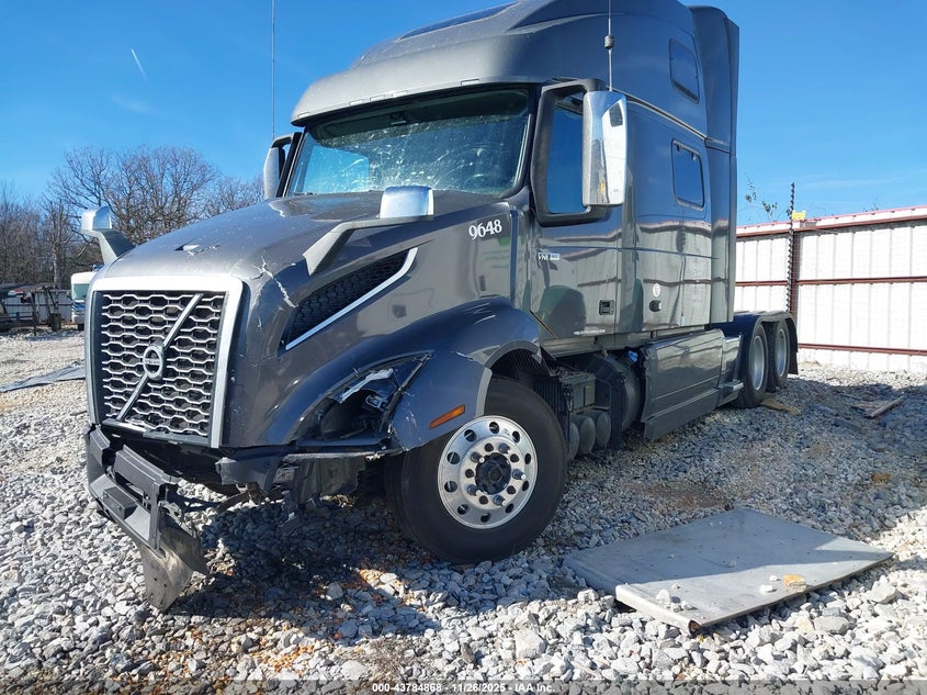 4V4NC9EH8LN261470 2020 VOLVO  photo no. 2