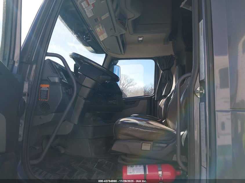 4V4NC9EH8LN261470 2020 VOLVO  photo no. 6