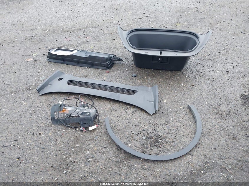 2023 Tesla Model Y Awd/Long Range Dual Motor All-Wheel Drive VIN: 7SAYGDEE2PF922441 Lot: 43784962