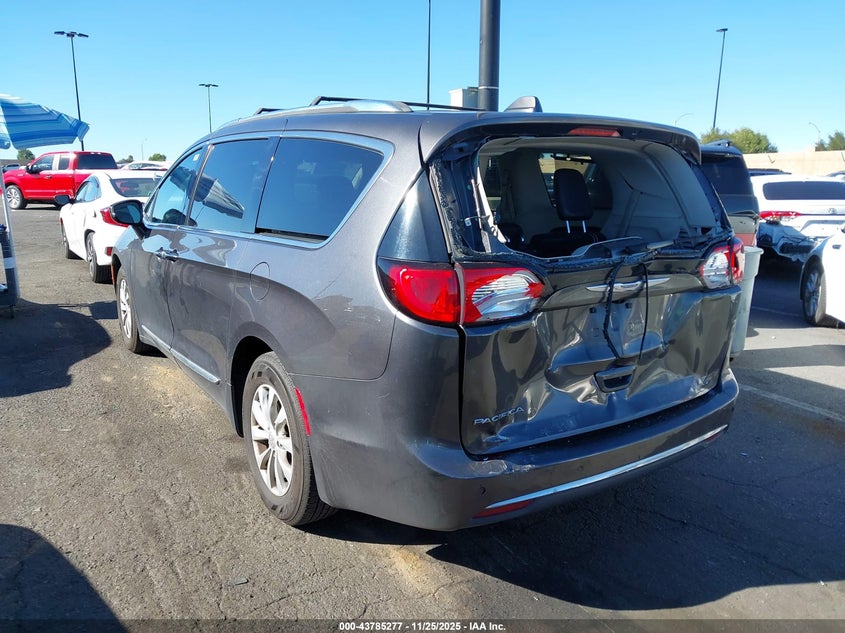 2018 Chrysler Pacifica Touring L VIN: 2C4RC1BG7JR185895 Lot: 43785277