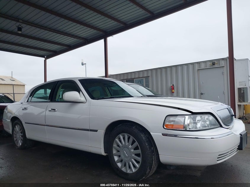 2005 Lincoln Town Car Signature Limited VIN: 1LNHM82W65Y669580 Lot: 43785411