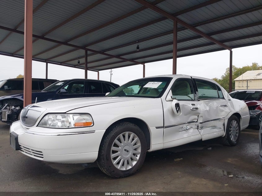 2005 Lincoln Town Car Signature Limited VIN: 1LNHM82W65Y669580 Lot: 43785411