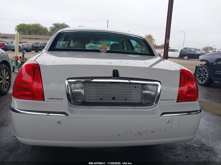 2005 Lincoln Town Car Signature Limited VIN: 1LNHM82W65Y669580 Lot: 43785411