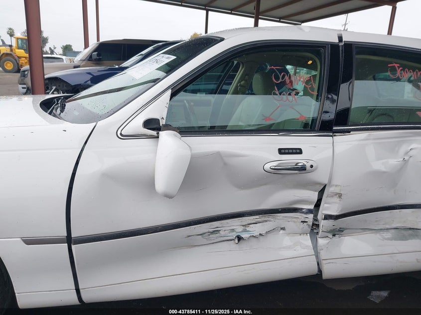 2005 Lincoln Town Car Signature Limited VIN: 1LNHM82W65Y669580 Lot: 43785411