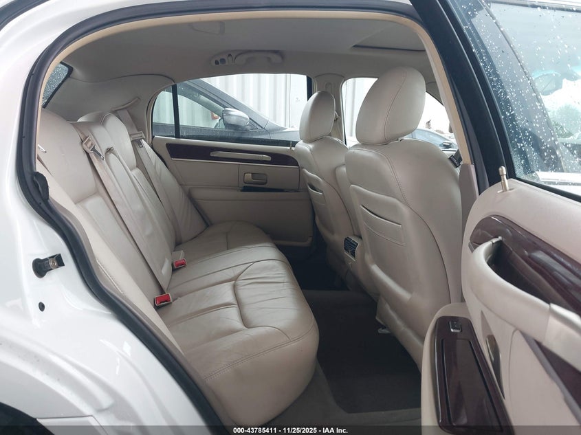 2005 Lincoln Town Car Signature Limited VIN: 1LNHM82W65Y669580 Lot: 43785411