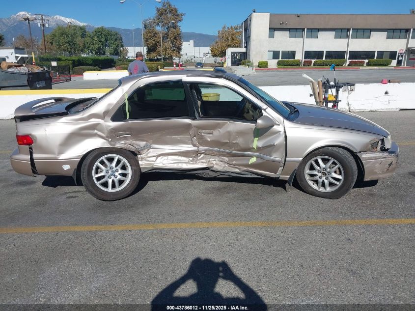 2000 Toyota Camry Xle V6 VIN: 4T1BF28K3YU941113 Lot: 43786012