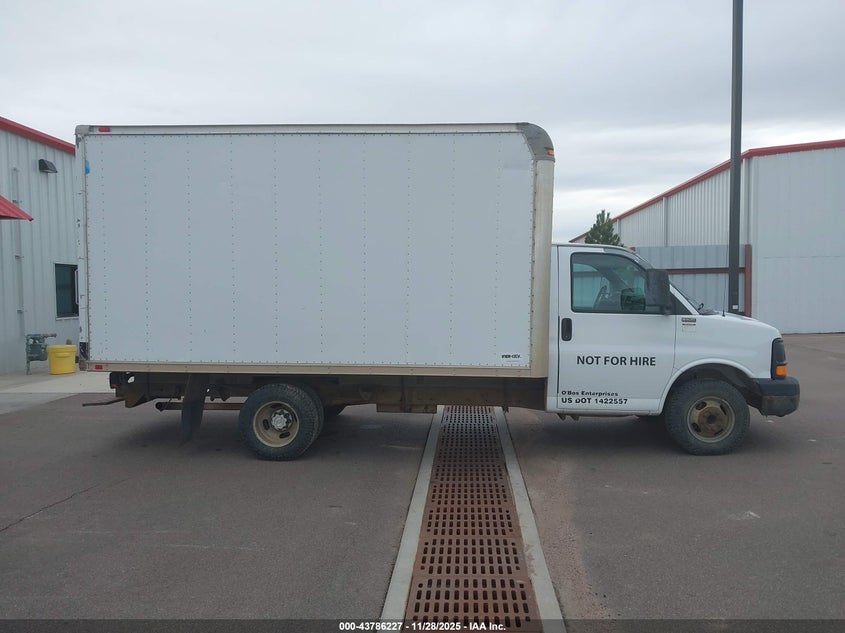 2005 Chevrolet Express Cutaway Base W/C7A VIN: 1GBJG31U451207449 Lot: 43786227