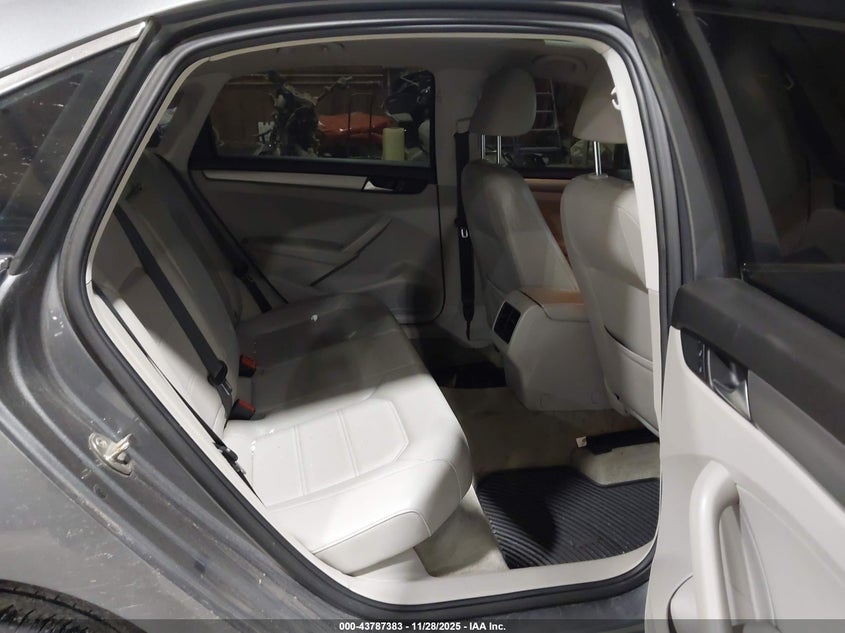 2015 Volkswagen Passat 2.0L Tdi Se VIN: 1VWBV7A33FC073833 Lot: 43787383