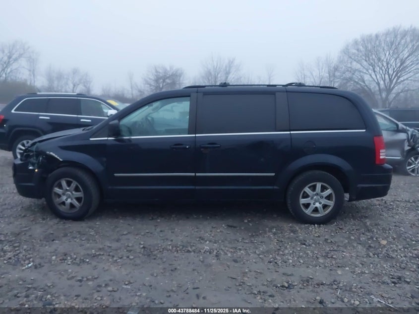 2010 Chrysler Town & Country Touring VIN: 2A4RR5D10AR162614 Lot: 43788484