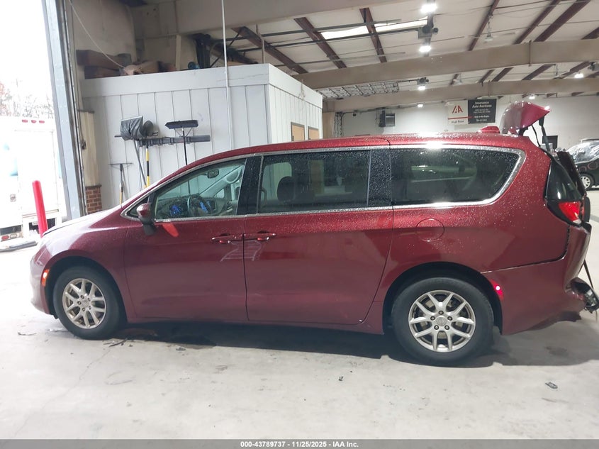 2017 Chrysler Pacifica Touring VIN: 2C4RC1DG8HR833624 Lot: 43789737