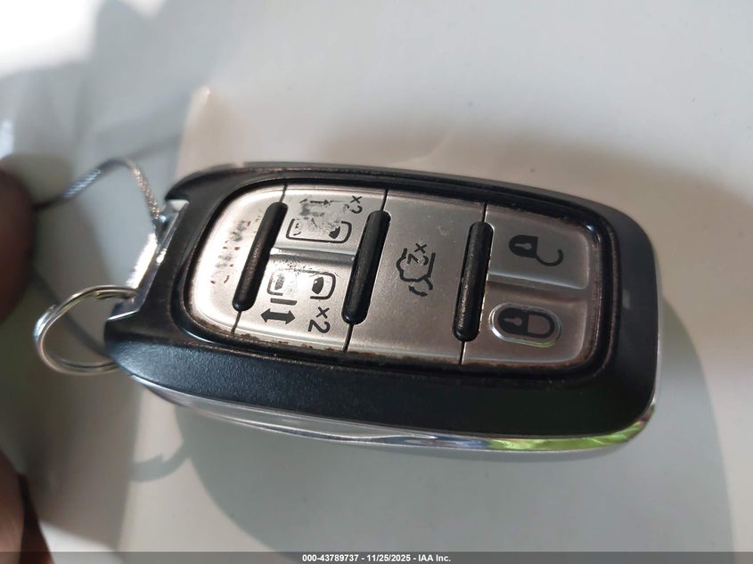 2017 Chrysler Pacifica Touring VIN: 2C4RC1DG8HR833624 Lot: 43789737