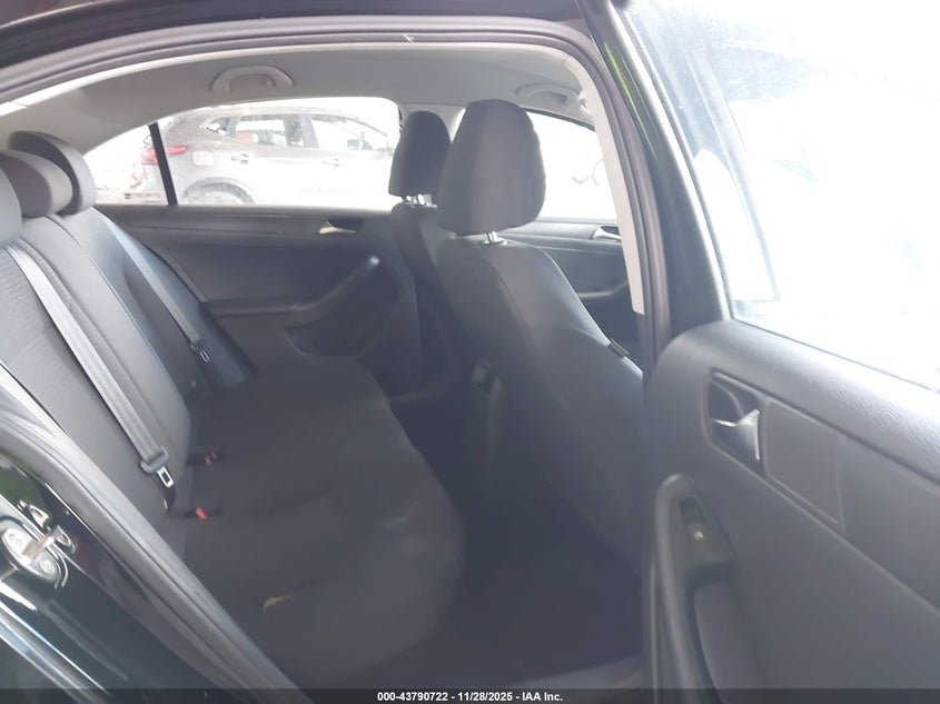 2015 Volkswagen Jetta 2.0L S VIN: 3VW2K7AJ0FM318092 Lot: 43790722