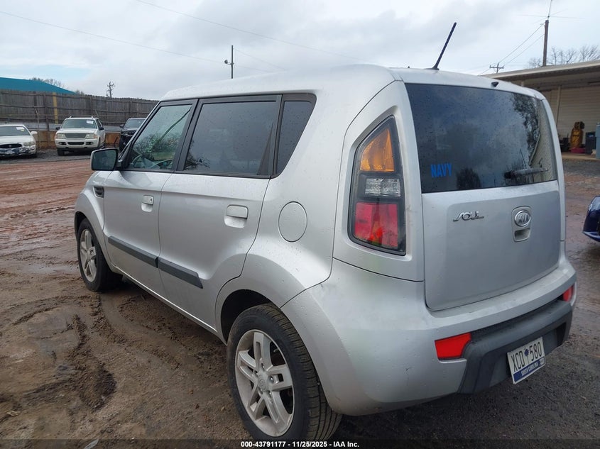 KNDJT2A23A7032411 2010 KIA SOUL photo no. 3
