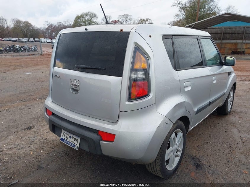 KNDJT2A23A7032411 2010 KIA SOUL photo no. 4