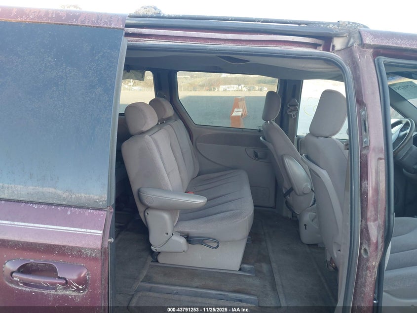 2001 Chrysler Town & Country Lx VIN: 2C4GP44381R335682 Lot: 43791253