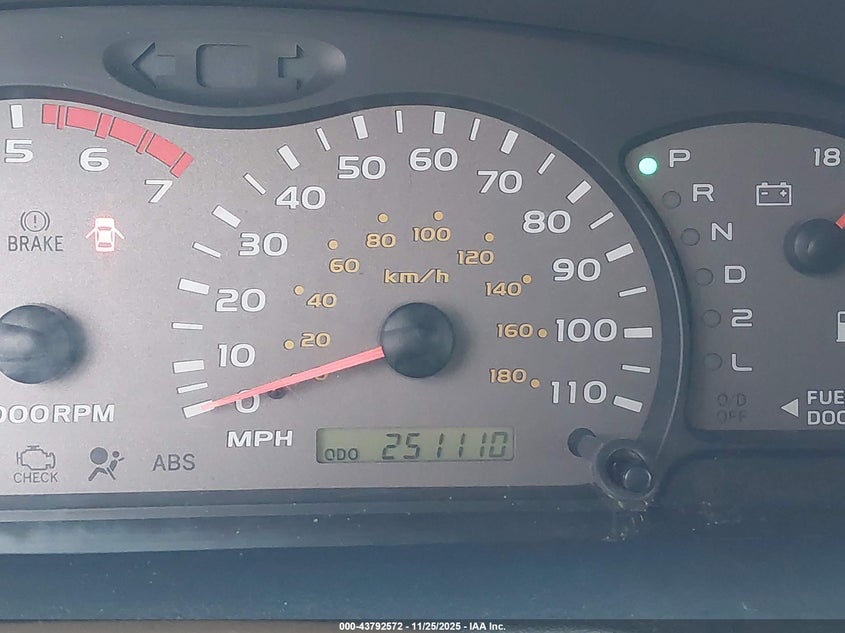 2001 Toyota Sequoia Limited V8 VIN: 5TDBT48A81S045951 Lot: 43792572