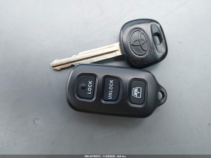 2001 Toyota Sequoia Limited V8 VIN: 5TDBT48A81S045951 Lot: 43792572