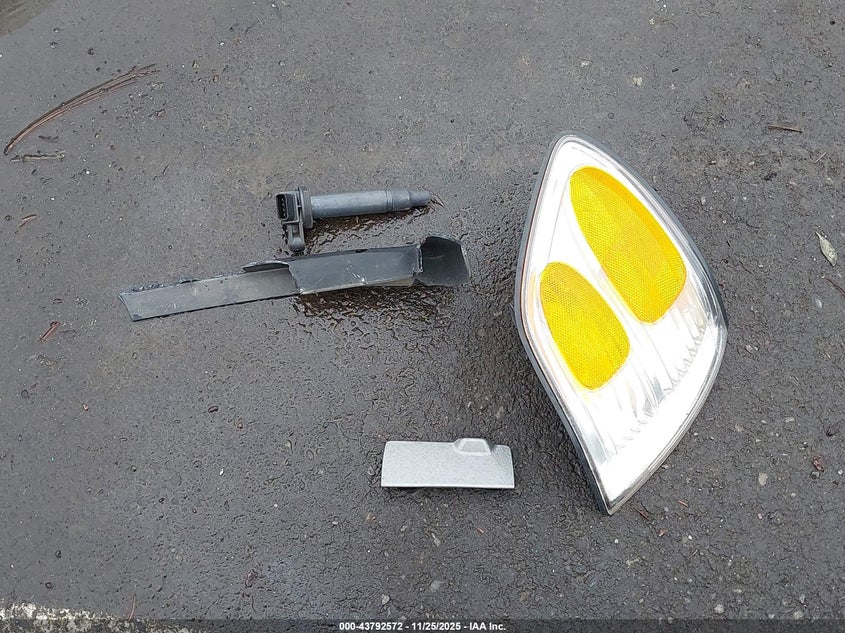 2001 Toyota Sequoia Limited V8 VIN: 5TDBT48A81S045951 Lot: 43792572