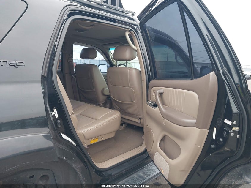 2001 Toyota Sequoia Limited V8 VIN: 5TDBT48A81S045951 Lot: 43792572