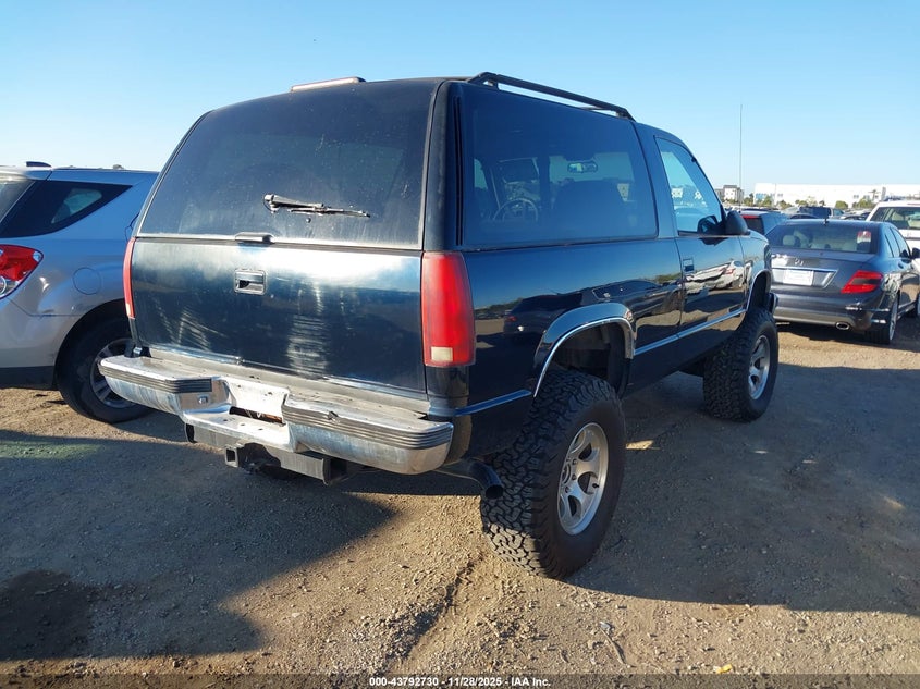 1GKEK18K8RJ767828 1994 GMC YUKON photo no. 4