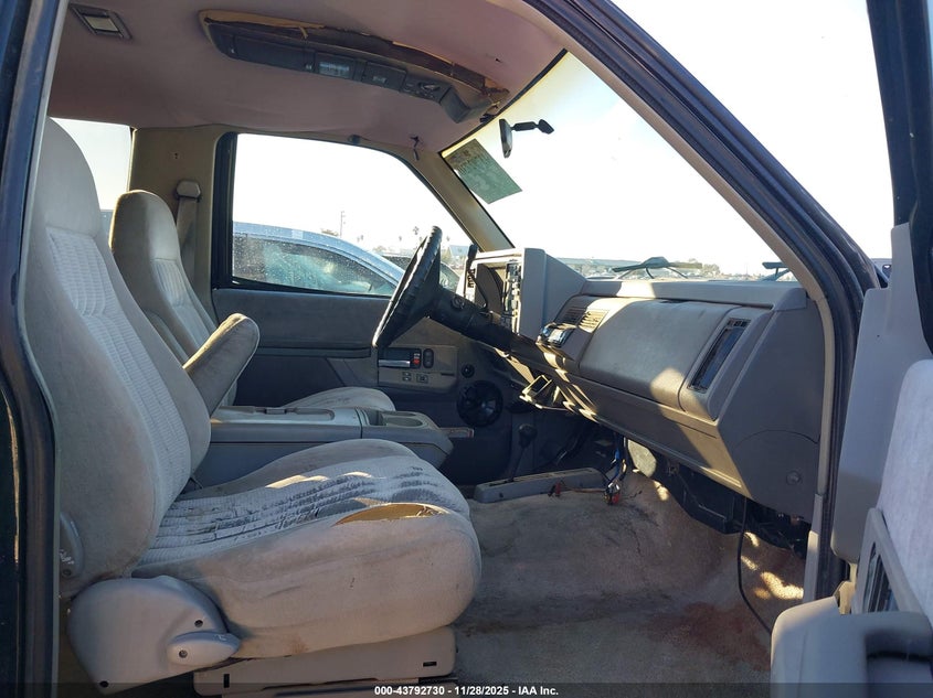 1GKEK18K8RJ767828 1994 GMC YUKON photo no. 5