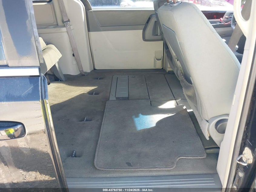 2010 Chrysler Town & Country Touring VIN: 2A4RR5D10AR221418 Lot: 43792750