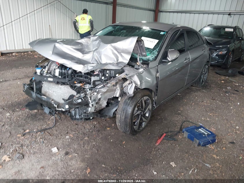 2023 HYUNDAI ELANTRA auction photo 2