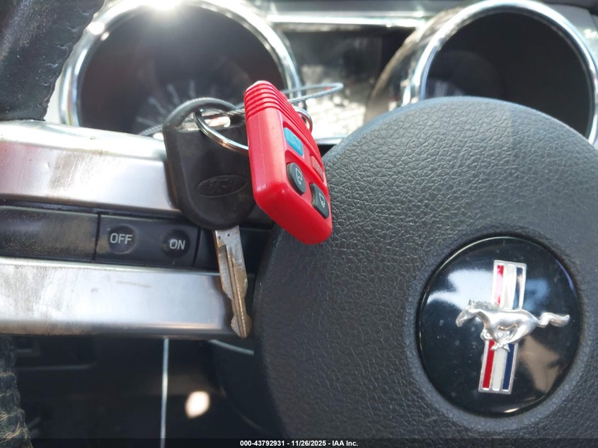 2005 Ford Mustang Gt Deluxe/Gt Premium VIN: 1ZVHT82H255200705 Lot: 43792931