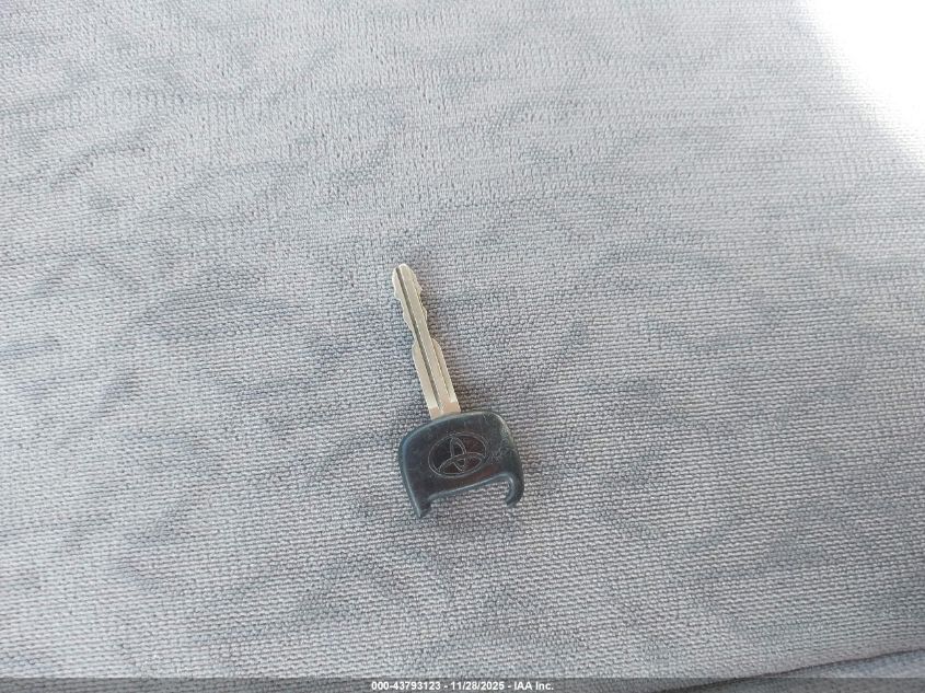 2002 Toyota Avalon Xl VIN: 4T1BF28B72U253395 Lot: 43793123