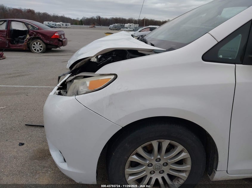 2013 Toyota Sienna Xle V6 8 Passenger VIN: 5TDYK3DC4DS324705 Lot: 43793724