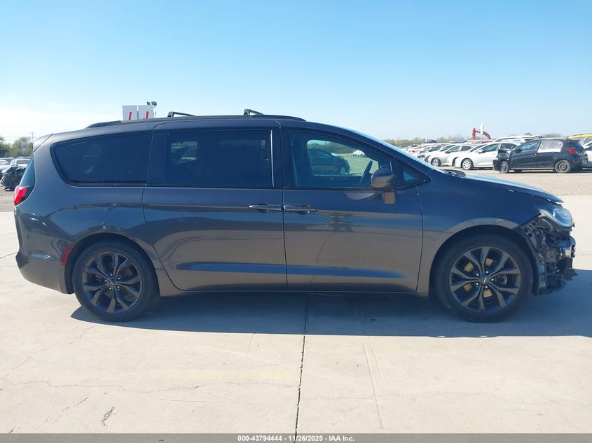 2018 Chrysler Pacifica Touring Plus VIN: 2C4RC1FG5JR263312 Lot: 43794444